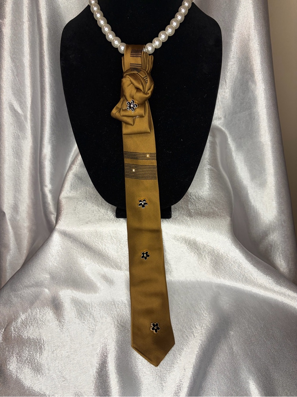 Waldorf Vintage Brown Satin Floral Accent Nevklace Tie